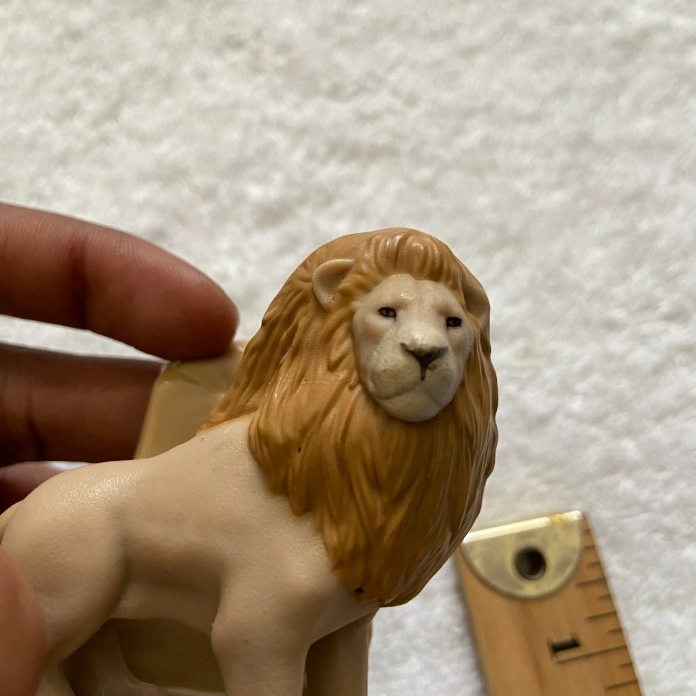 Lion Figure - Picture 10 of 10